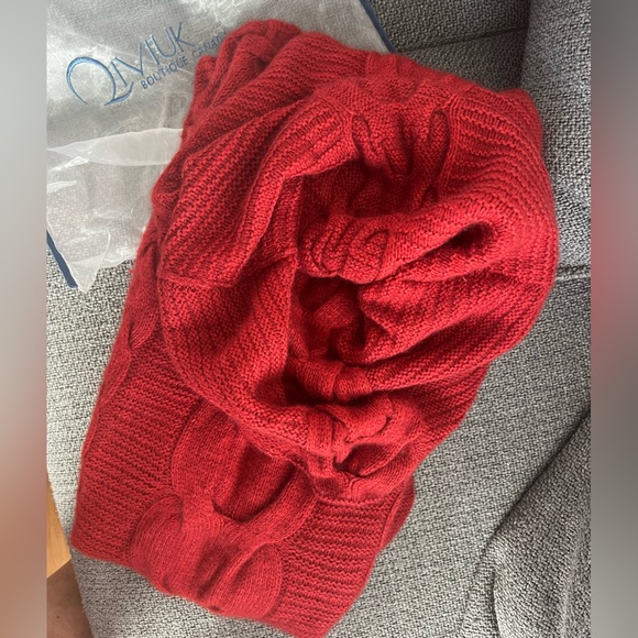 Couture luxury handknit dress made from world’s most exclusive fibre, Qiviuk. - Picture 4 of 13